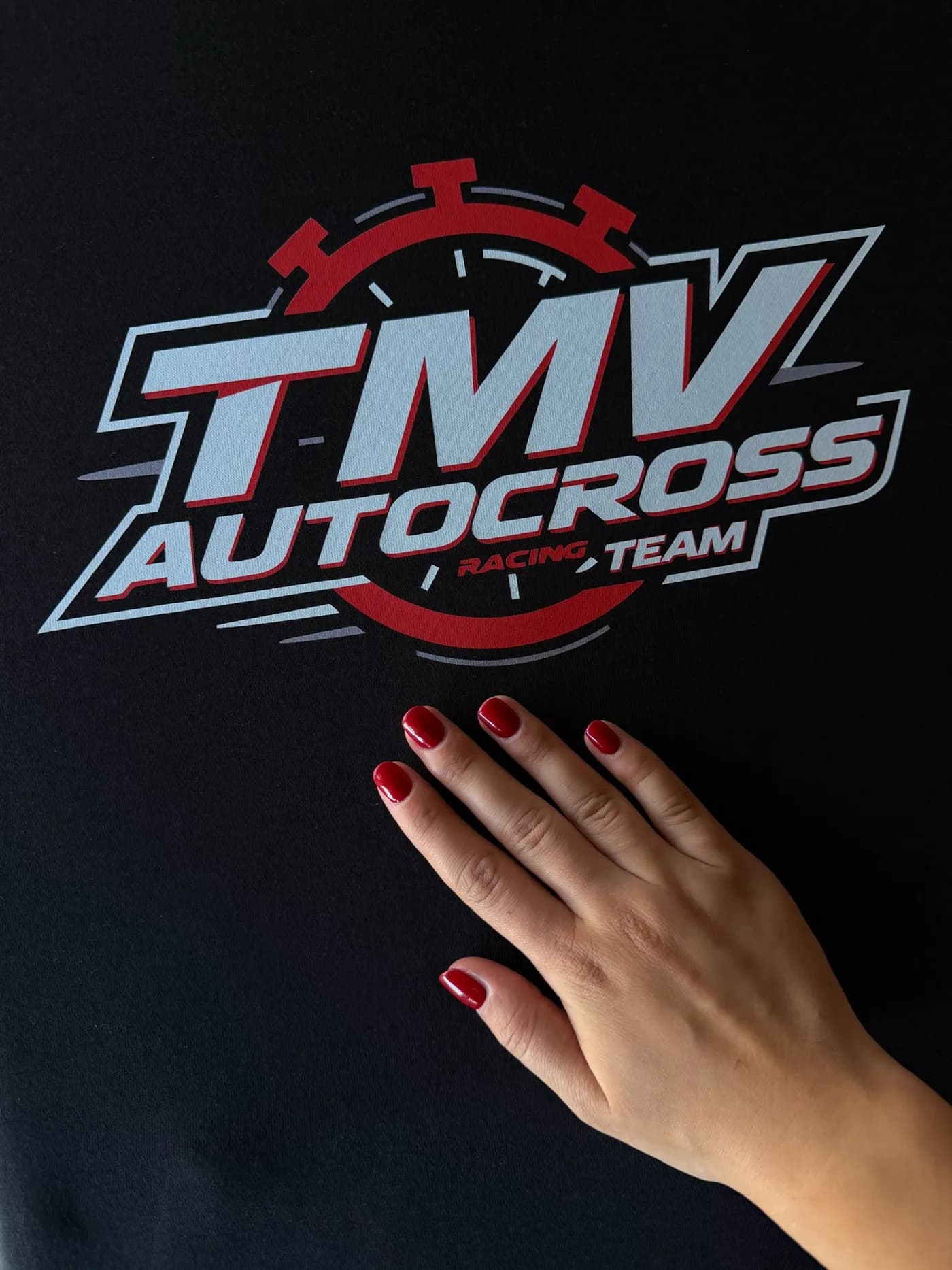 Detail potisku loga TMV Autocross na černé mikině