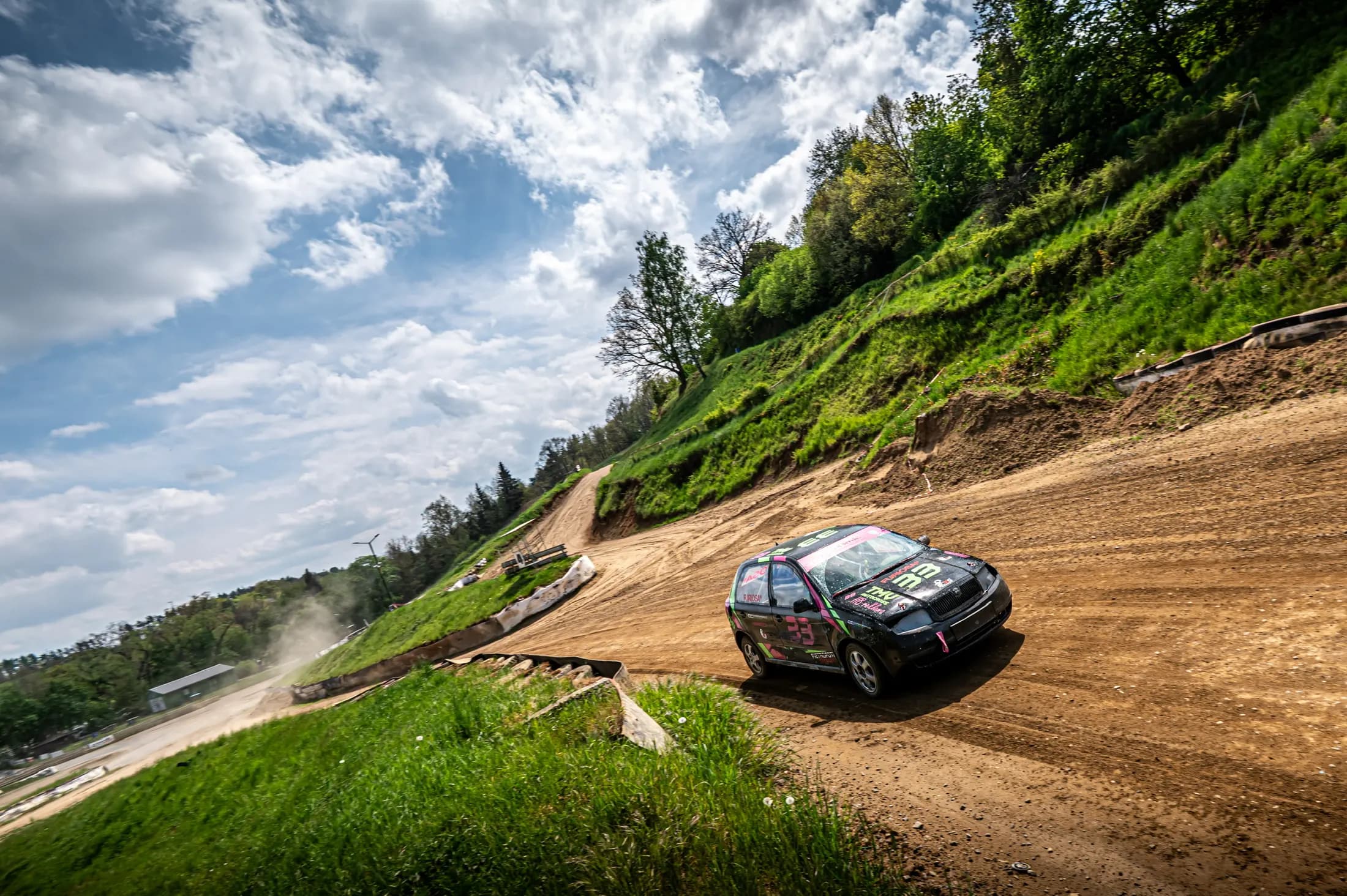 Závodní Škoda Fabia s polepem TMV Autocross na autokrosové trati