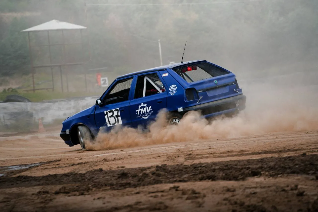 Modrá Škoda Felicia TMV Autocross se startovním číslem 137 v oblaku prachu