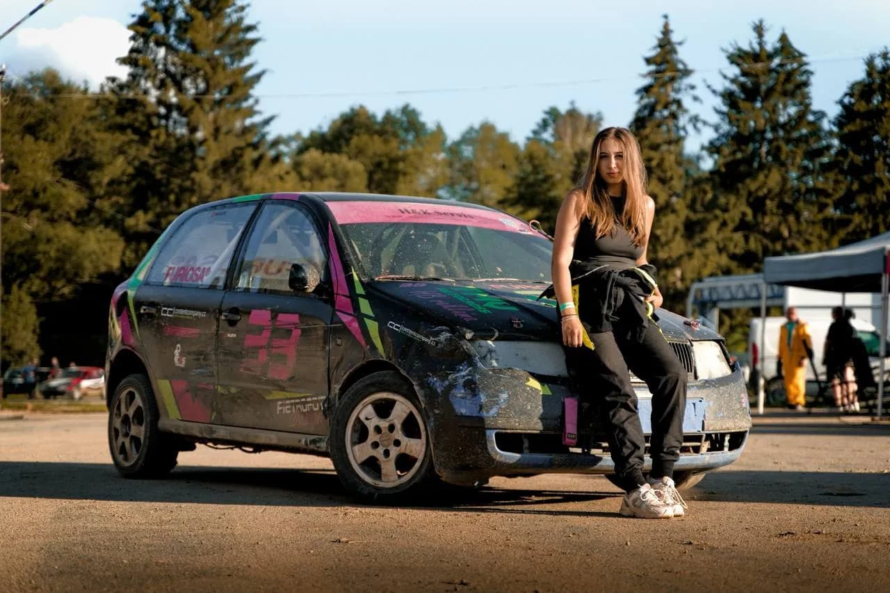 Jezdkyně týmu TMV Autocross u závodní Fabie po jízdě